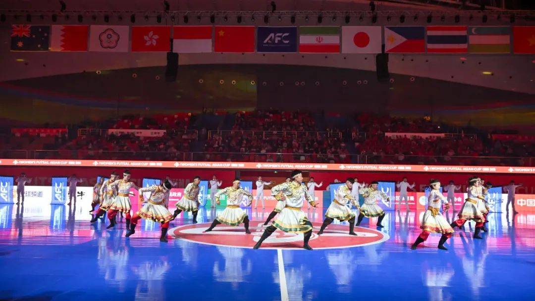 盛大女足赛事，吸引大批球迷前往观赏(女足比赛2021)