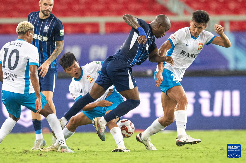 青岛西海岸2-0击败武汉三镇