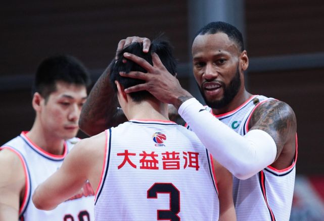 青海男篮在球场上获得胜利稳步前进的简单介绍